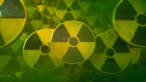 radioaktywne odpady toksyczne, niebezpieczne materiały chemiczne i niebezpieczny radioaktywny dym i cząstki, symbol ostrzeżenia jądrowego, zanieczyszczenie środowiska - hazardous materials protection zdjęcia i obrazy z banku zdjęć