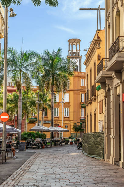 bela calota da cidade de santa cruz de tenerife com palmeiras e um café ao ar livre no fundo da torre do sino da igreja católica - parroquia de santa cruz - fotografias e filmes do acervo