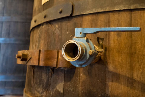 ワインバレルスピゴット - napa valley vineyard farm cellar ストックフォトと画像