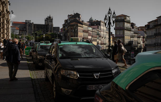 un taxi dacia esperando un viaje en oporto, portugal. - dacia fotografías e imágenes de stock