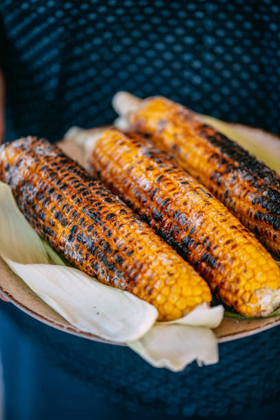 на гриле кукуруза - corn corn on the cob grilled roasted стоковые фото и изображения