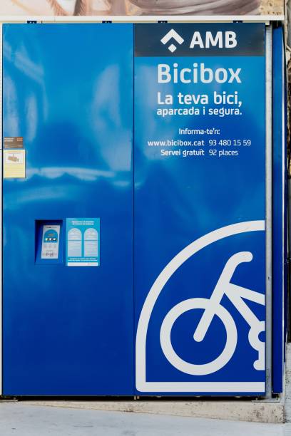 bicibox는 바르셀로나 메트로폴리탄 지역의 여러 지방 자치 단체에 배포 된 개인 자전거를위한 안전한 주차 시스템입니다. - store street barcelona shopping mall 뉴스 사진 이미지