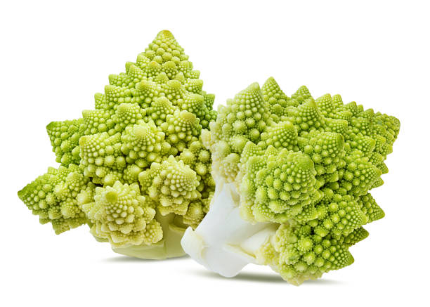 cavolfiore romanesco isolato su fondo bianco - romanesque broccoli cauliflower cabbage foto e immagini stock