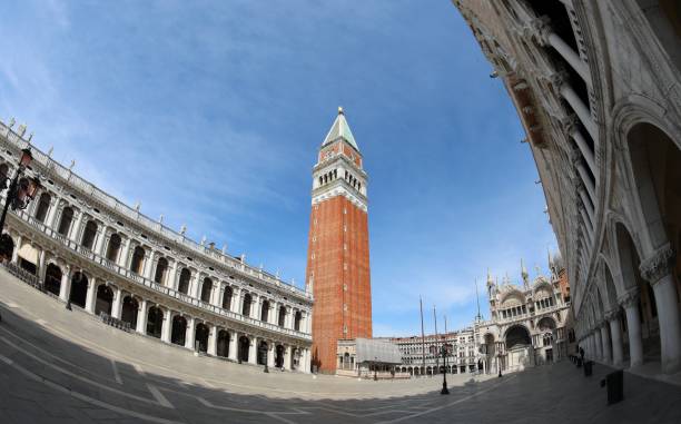 широкий вид на колокольню сан-марко на острове венеция в италии в южной европе и голубое небо - st marks cathedral стоковые фото и изображения