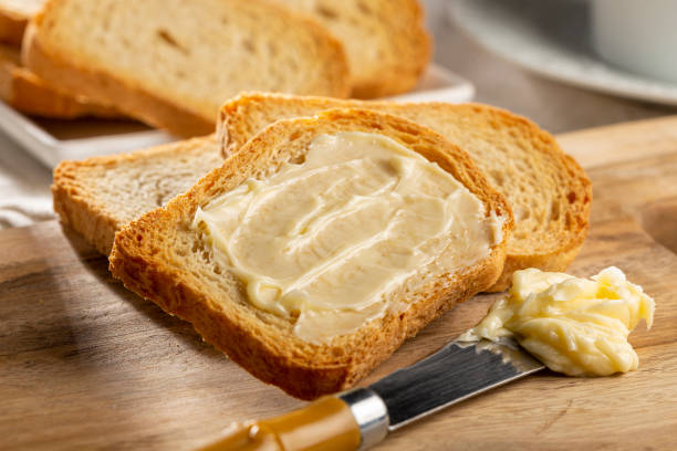 torrada integral saudável com manteiga. - butter bread breakfast table - fotografias e filmes do acervo