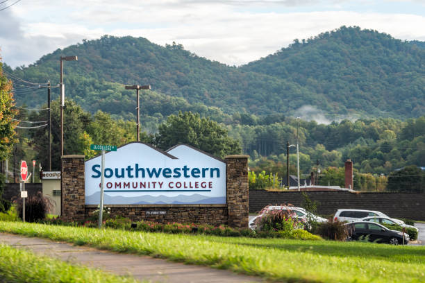 sinal de entrada da southwestern community college university em sylva, carolina do norte nas montanhas blue ridge great smoky - great smoky mountains national park mountain mountain range north carolina - fotografias e filmes do acervo