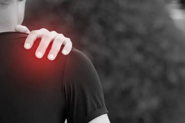 Shoulder pain is pain that occurs in the shoulder area. This is a result of shoulder movement that can cause abnormal symptoms.