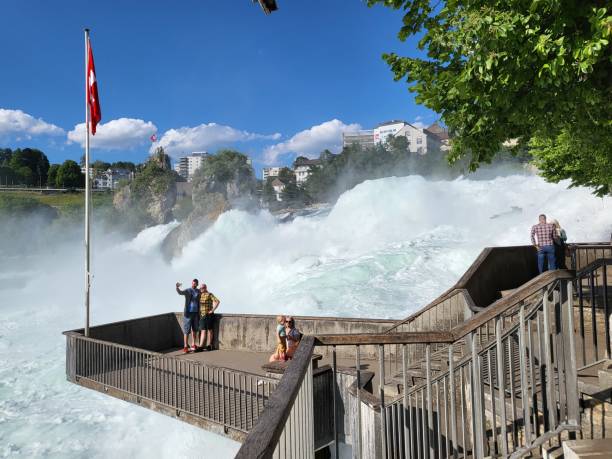 les touristes profitant de la vue sur les chutes du rhin. - rhine falls photos et images de collection