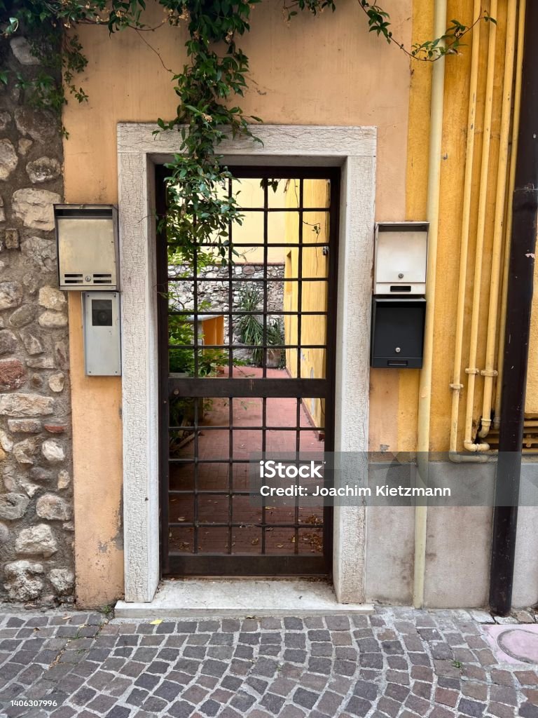 Gardasee  Provinz Verona Region Venetien Italien Gardasee - Türen und Fenster - Gasklappe Gas Revisionsklappe Summer in Europe Adhesive Bandage Stock Photo