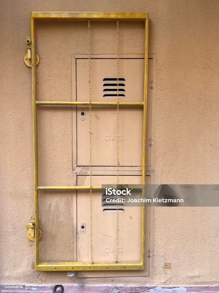 Gardasee  Provinz Verona Region Venetien Italien Gardasee - Türen und Fenster - Gasklappe Gas Revisionsklappe Summer in Europe Door Stock Photo