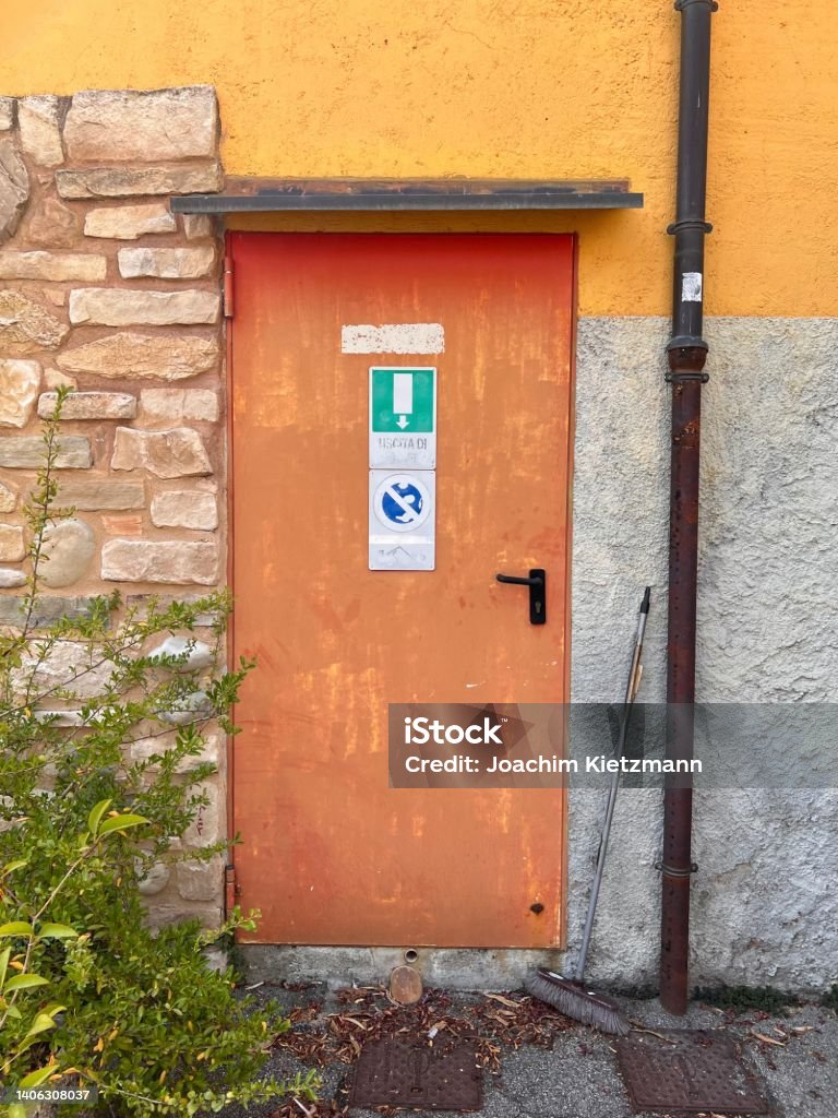 Gardasee  Provinz Verona Region Venetien Italien Gardasee - Türen und Fenster Summer in Europe Adhesive Bandage Stock Photo