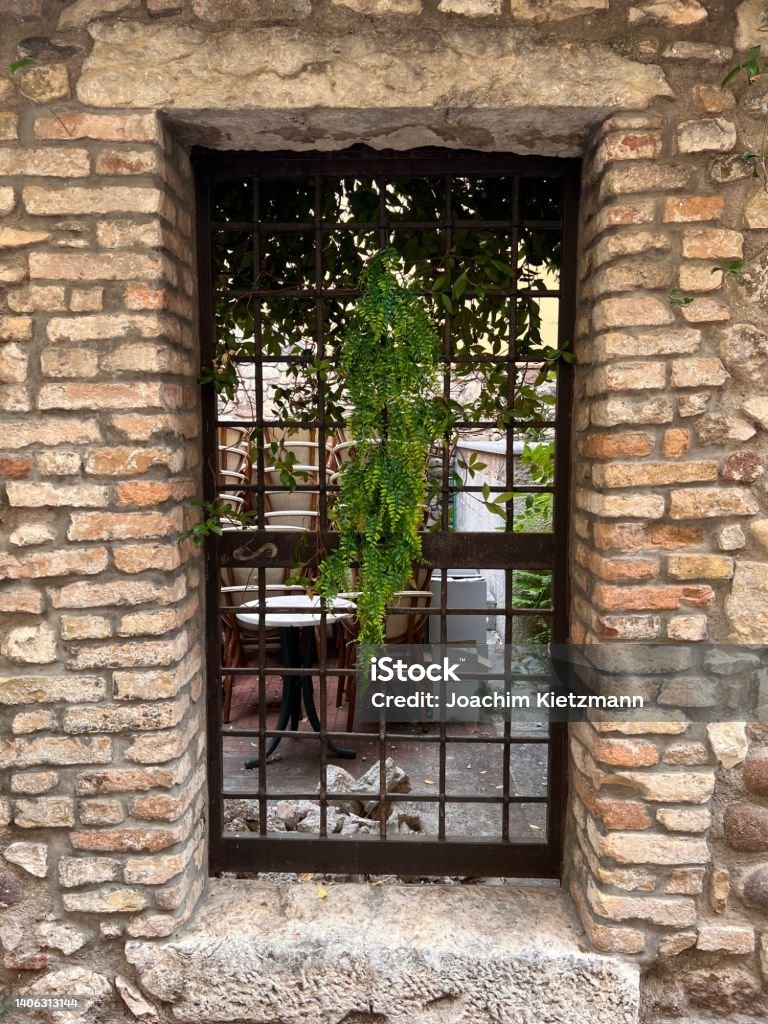 Gardasee  Provinz Verona Region Venetien Italien Gardasee - Türen und Fenster -  weiss hell beige - Summer in Europe Adhesive Bandage Stock Photo