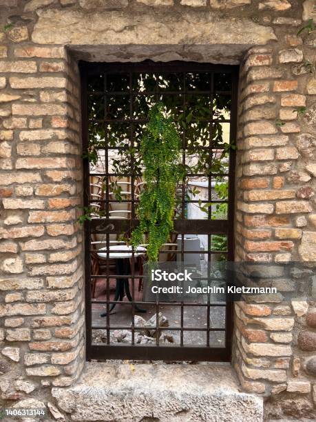Gardasee Provinz Verona Region Venetien Italien Gardasee Türen Und Fenster Weiss Hell Beige Stock Photo - Download Image Now