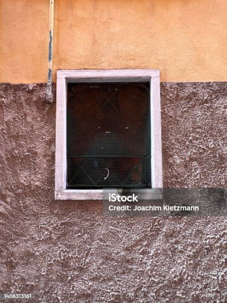 Gardasee Provinz Verona Region Venetien Italien Gardasee Türen Und Fenster Weiss Hell Beige Stock Photo - Download Image Now