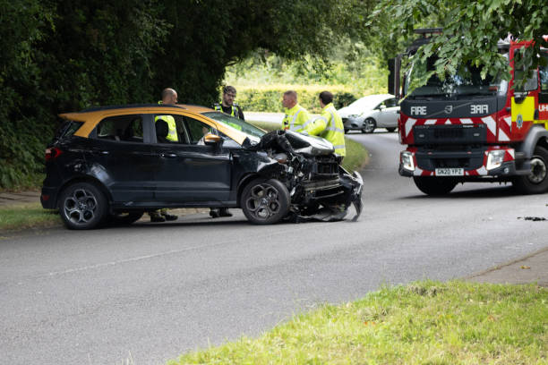 wypadek samochodowy z wozem strażackim w tle - car fire accident land vehicle zdjęcia i obrazy z banku zdjęć