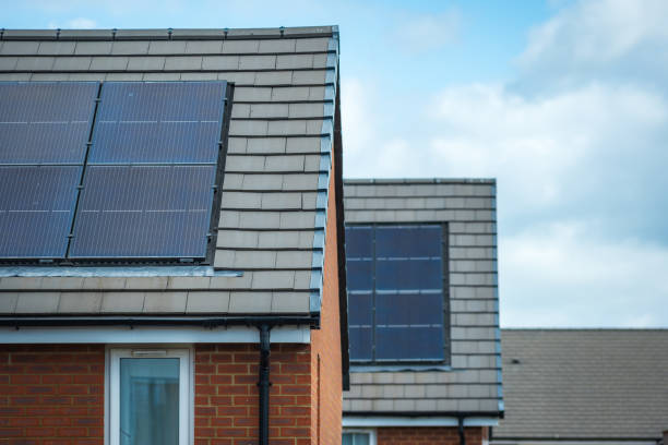 paneles solares montados en el techo de una moderna casa de nueva construcción en inglaterra reino unido - solar collector fotos fotografías e imágenes de stock