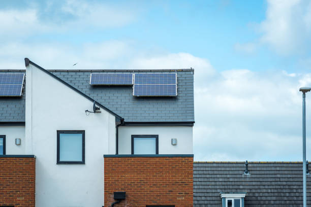 sonnenkollektoren auf dem dach eines modernen neubaus in england großbritannien montiert - solar panel fotos stock-fotos und bilder