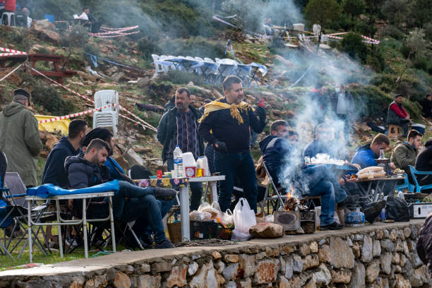 フェスティバルエリアでバーベキューをする男性のグループ - number of people traditional culture outdoors audience ストックフォトと画像