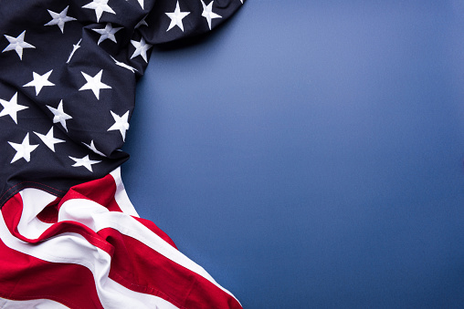 La bandera de los Estados Unidos de América sobre fondo azul con espacio de copia photo