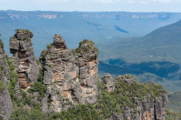 blue mountains en sydney, australia. cielo azul nublado y sombras, gran angular. - blue mountains australia sydney australia new south wales fotografías e imágenes de stock