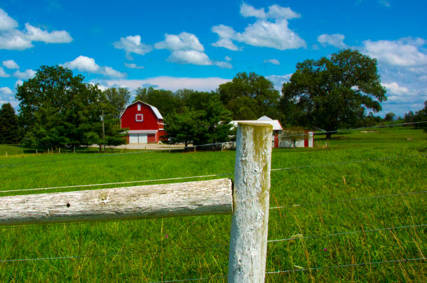istock Barn-Red barn with quilt square and white fence-Western Ohio 1406354989