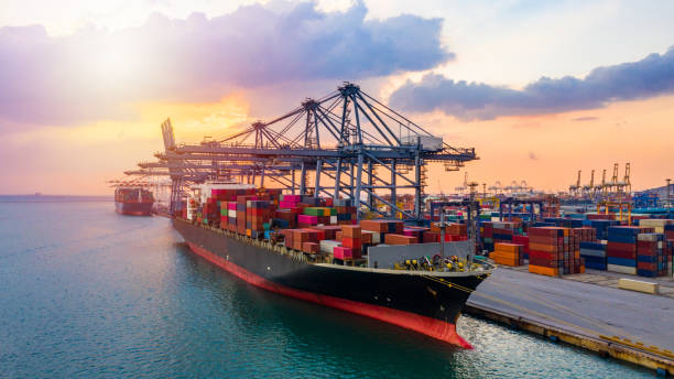 luftbild containerschiff tragen container in import export geschäft logistik und transport von internationalen per containerschiff auf offener see. - schiffswerft stock-fotos und bilder