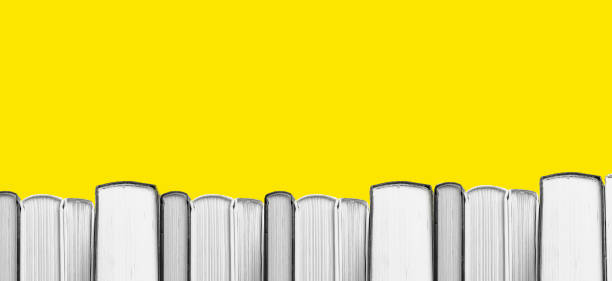 banner mit buchbordüre auf gelbem hintergrund, kopierraum - book book spine in a row library stock-fotos und bilder