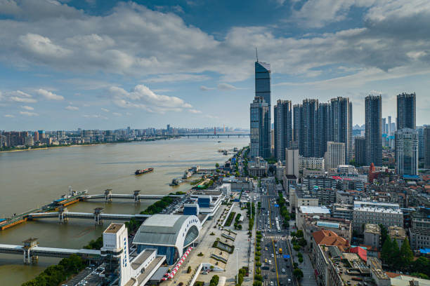vue aérienne de la ville de wuhan avec le fleuve yangtsé, chine - hubei province photos et images de collection