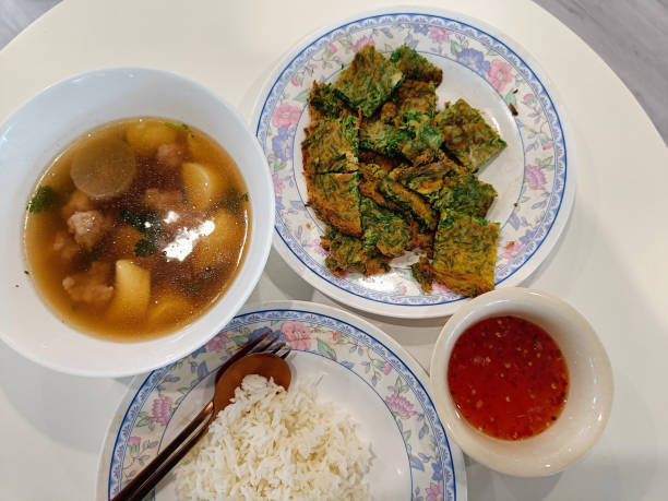 มุมมองด้านบน เมนูอาหารไทย ไก่เจ๊วฉ่อม ไข่เจียวไทยและซุปใสกับเต้าหู้ซุปต้มและหมูสับ - ชะอม ภาพสต็อก ภาพถ่ายและรูปภาพปลอดค่าลิขสิทธิ์