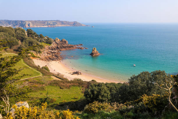 vue aérienne de la magnifique plage de beauport à jersey au royaume-uni - landscape scenics beach uk photos et images de collection