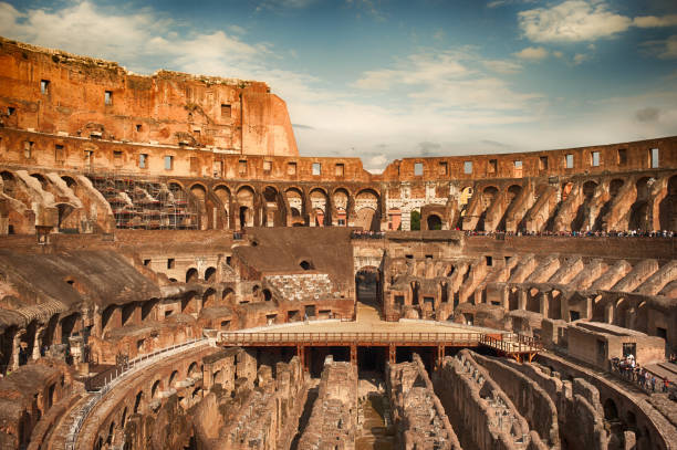 kolosseum, rom, italien - kolosseum stock-fotos und bilder