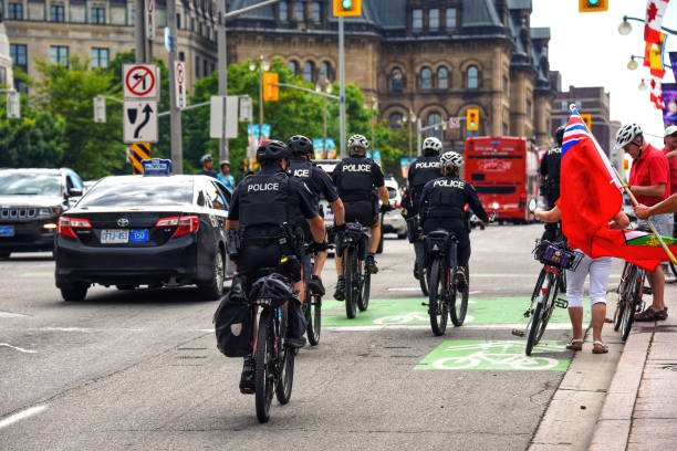 des policiers à vélo pendant les célébrations de la fête du canada à ottawa - wellington ontario photos et images de collection