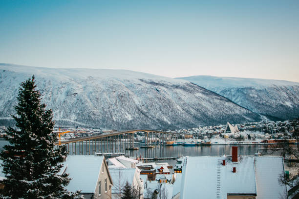 vista de tromso en snowy winter, noruega - tromso fjord winter mountain fotografías e imágenes de stock