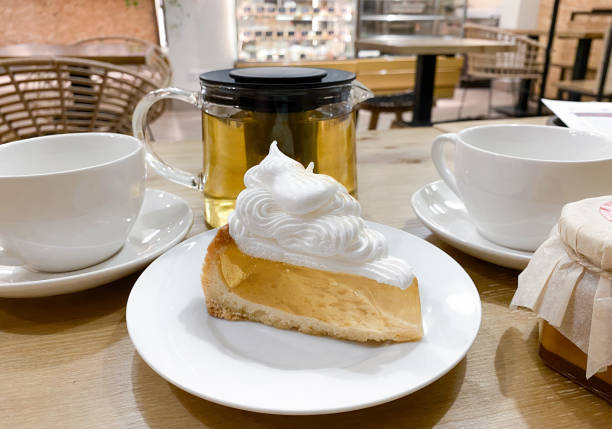 gros plan d’un morceau de pâte sablé à gâteau à la gélatine transparente avec de la crème de meringue sur la table du café - five oclock tea photos et images de collection