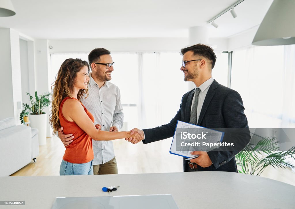 couple man deal woman contract business agent agreement estate investment consultant meeting document keys - Royalty-free Makelaar Stockfoto couple man deal woman contract business agent agreement estate investment consultant meeting document keys - Royalty-free Makelaar Stockfoto