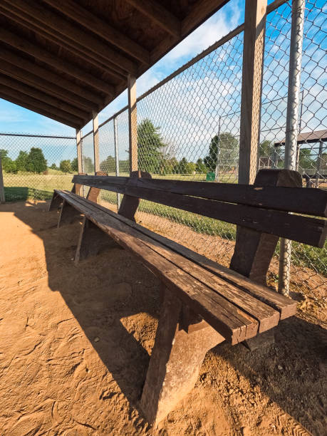 野球のダグアウトの空のベンチ - dugout baseball bench bat ストックフォトと画像