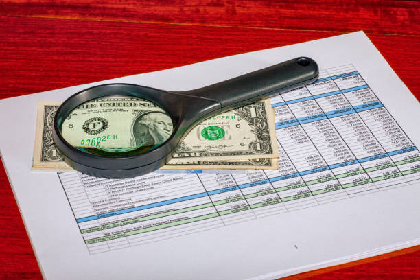 tìm từng đô la - bảng ngân sách, một vài đô la mỹ và kính lúp - so sánh chi phí theo quy mô & khu vực hình ảnh sẵn có, bức ảnh & hình ảnh trả phí bản quyền một lần