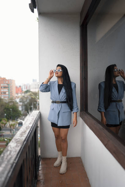 femme avec de longs cheveux raides, porter un blazer, une ceinture et des lunettes de soleil, la mode pour les affaires et le style de vie moderne - glamour urban scene beautiful one person photos et images de collection