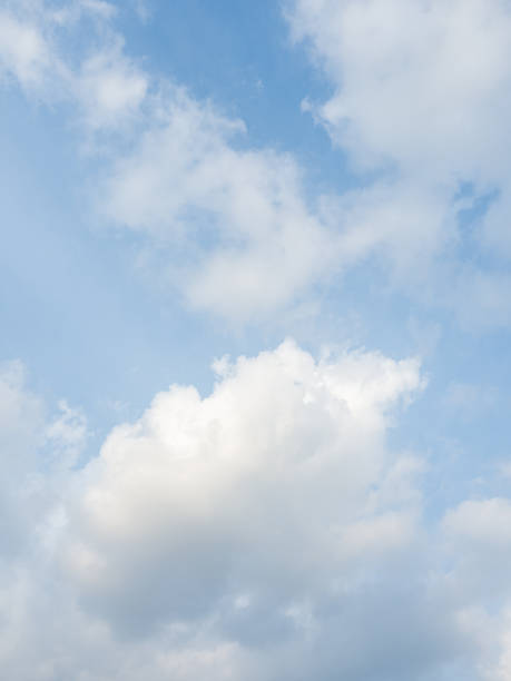 fondo del cielo de nubes de verano - white mid air rain wind fotografías e imágenes de stock