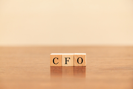 Carácter de CFO. CFO. Director Financiero. Escrito en tres bloques de madera. Letras negras. photo