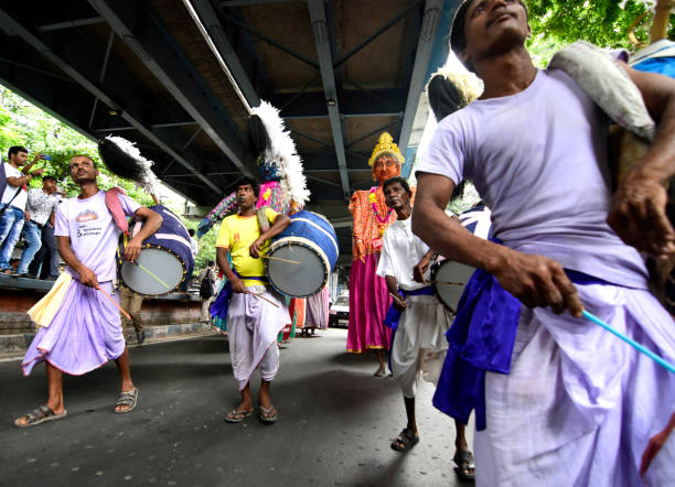 the traditional drummers of west bengal called ''dhaki'' in bengali language, performed in the street of kolkata in ratha jatra festival. - west indian culture imagens e fotografias de stock