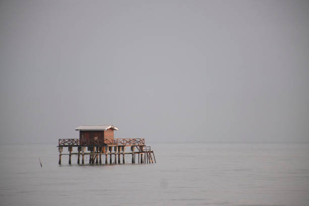 floating hut - fishing hut imagens e fotografias de stock