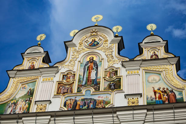 frammento della cattedrale della santa dormizione della chiesa ortodossa ucraina a kiev-pechersk lavra a kiev. - kyiv orthodox church dome monastery foto e immagini stock