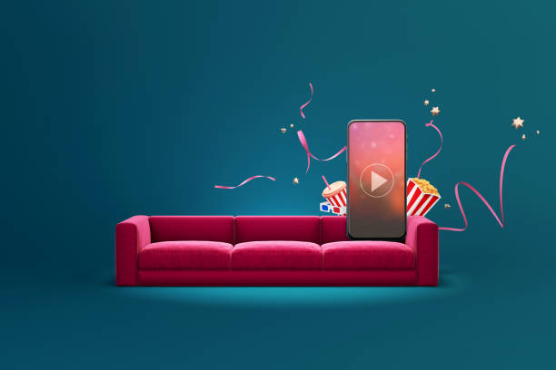 filme kino online ansehen unterhaltungsmedien auf dem smartphone mit popcorn, hoher tasse und stereoskopischer brille auf rotem sofa. - private cinema stock-fotos und bilder