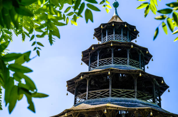 знаменитая китайская колокольня �в мюнхене - englischer garten стоковые фото и изображения