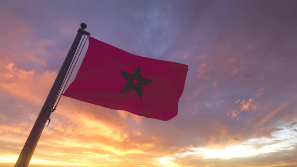 marokko flagge auf fahnenmast am abend sonnenuntergang himmel - moroccan flags stock-fotos und bilder