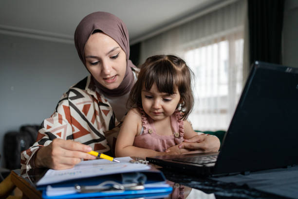 madre de oriente medio trabajando desde casa con un niño - turco de oriente medio fotografías e imágenes de stock