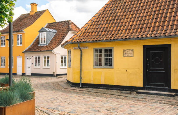 miejsce urodzenia hansa christiana andersena i oryginalne muzeum na starym mieście w odense - hans christian andersen odense town denmark zdjęcia i obrazy z banku zdjęć