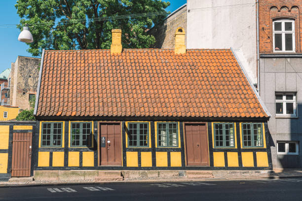 maison d’enfance hans christian andersen dans la ville d’odense - odense hans christian andersen town denmark photos et images de collection