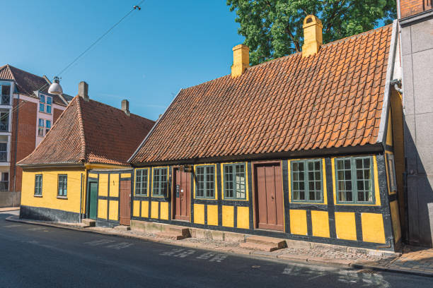 casa d'infanzia di hans christian andersen nella città di odense - odense hans christian andersen town denmark foto e immagini stock